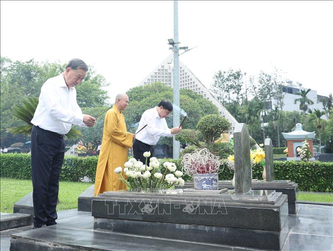 Tổng Bí thư Tô Lâm dâng hương tưởng niệm các Anh hùng, Liệt sĩ tại Điện Biên- Ảnh 6. Tổng Bí thư Tô Lâm dâng hương tưởng niệm các Anh hùng, Liệt sĩ tại Điện Biên- Ảnh 6.