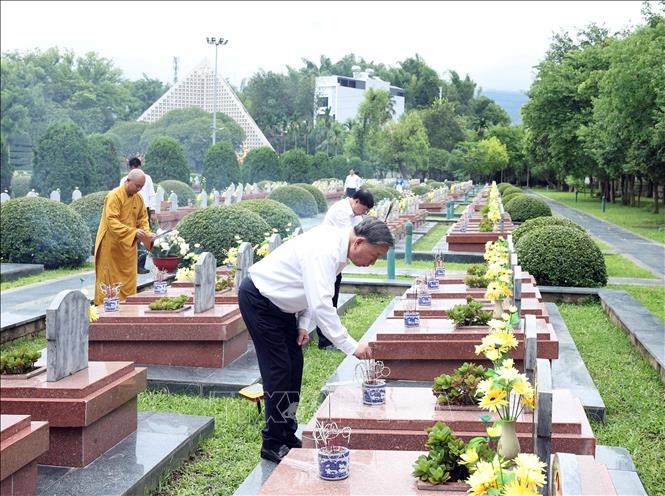 Tổng Bí thư Tô Lâm dâng hương tưởng niệm các Anh hùng, Liệt sĩ tại Điện Biên- Ảnh 7. Tổng Bí thư Tô Lâm dâng hương tưởng niệm các Anh hùng, Liệt sĩ tại Điện Biên- Ảnh 7.