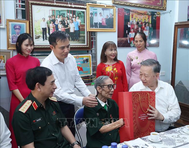 Tổng Bí thư Tô Lâm dâng hương tưởng niệm các Anh hùng, Liệt sĩ tại Điện Biên- Ảnh 10. Tổng Bí thư Tô Lâm dâng hương tưởng niệm các Anh hùng, Liệt sĩ tại Điện Biên- Ảnh 10.