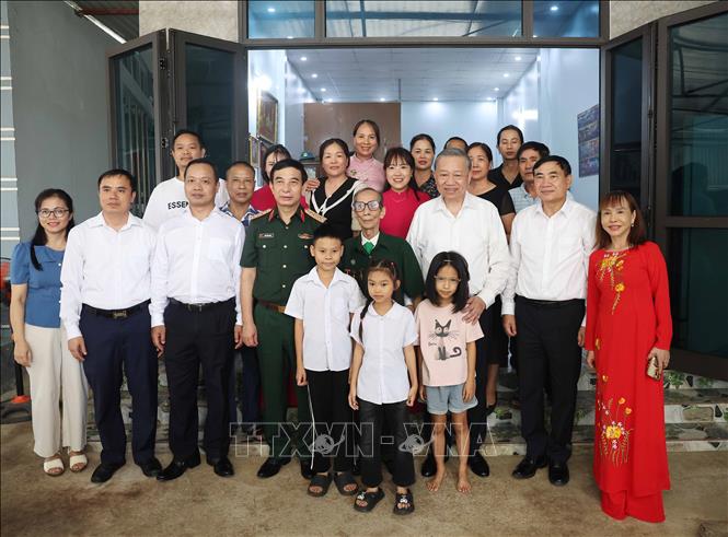 Tổng Bí thư Tô Lâm dâng hương tưởng niệm các Anh hùng, Liệt sĩ tại Điện Biên- Ảnh 11. Tổng Bí thư Tô Lâm dâng hương tưởng niệm các Anh hùng, Liệt sĩ tại Điện Biên- Ảnh 11.