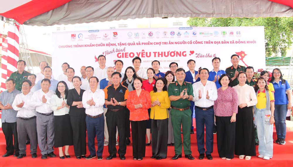 Khám chữa bệnh, cấp phát thuốc miễn phí, tặng quà gia đình chính sách, người có công tại Vĩnh Long- Ảnh 2. Khám chữa bệnh, cấp phát thuốc miễn phí, tặng quà gia đình chính sách, người có công tại Vĩnh Long- Ảnh 2.