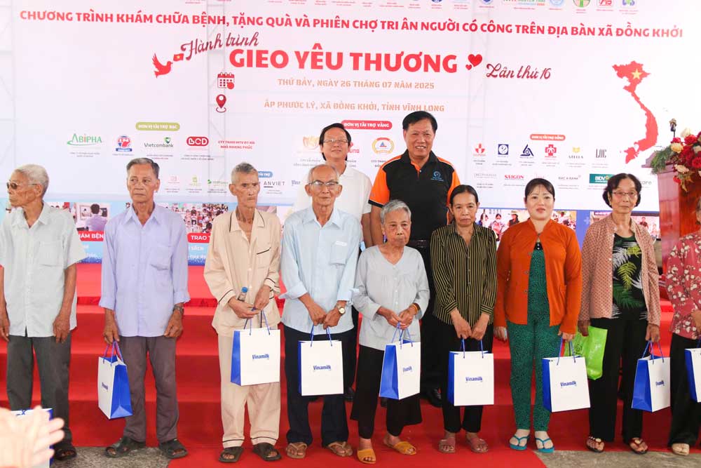Khám chữa bệnh, cấp phát thuốc miễn phí, tặng quà gia đình chính sách, người có công tại Vĩnh Long- Ảnh 1. Khám chữa bệnh, cấp phát thuốc miễn phí, tặng quà gia đình chính sách, người có công tại Vĩnh Long- Ảnh 1.