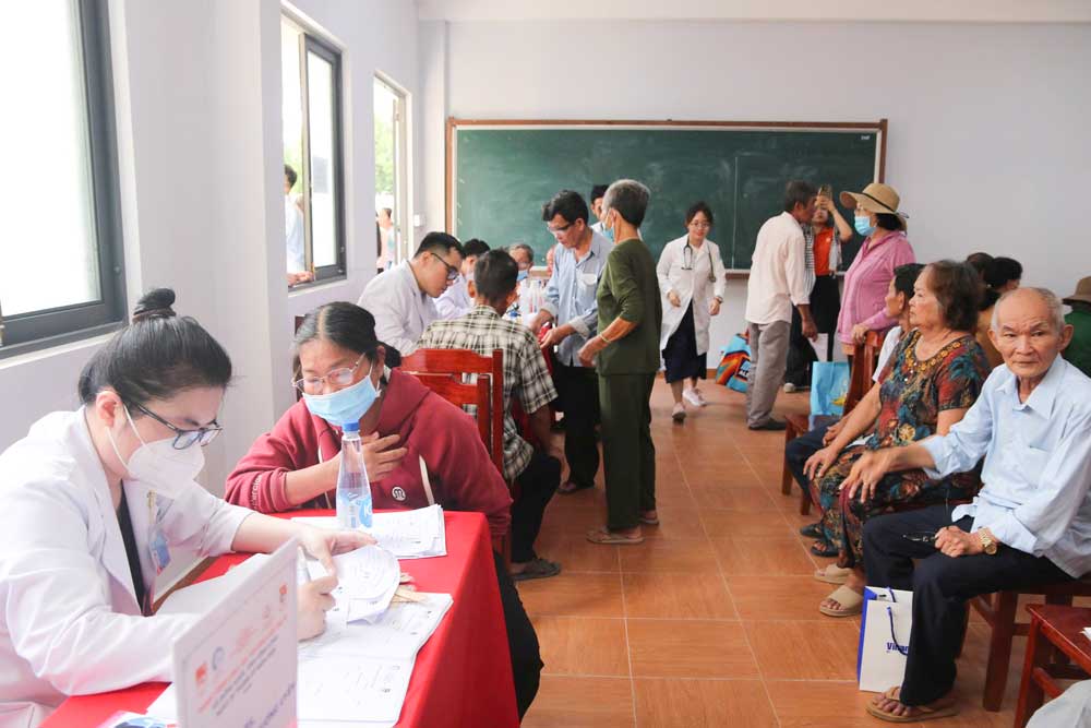Khám chữa bệnh, cấp phát thuốc miễn phí, tặng quà gia đình chính sách, người có công tại Vĩnh Long- Ảnh 3. Khám chữa bệnh, cấp phát thuốc miễn phí, tặng quà gia đình chính sách, người có công tại Vĩnh Long- Ảnh 3.