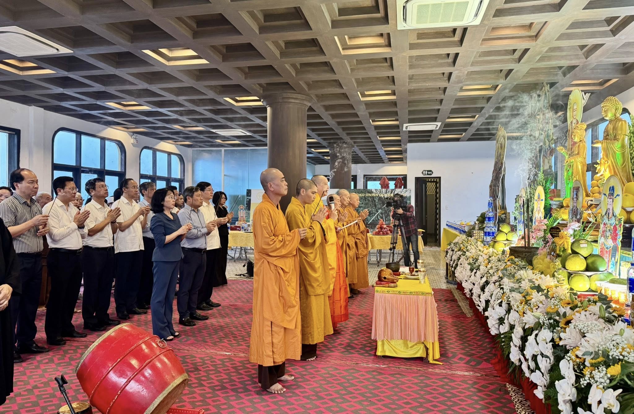Cầu siêu tưởng niệm 39 nạn nhân vụ lật tàu du lịch trên Vịnh Hạ Long- Ảnh 2. Cầu siêu tưởng niệm 39 nạn nhân vụ lật tàu du lịch trên Vịnh Hạ Long- Ảnh 2.