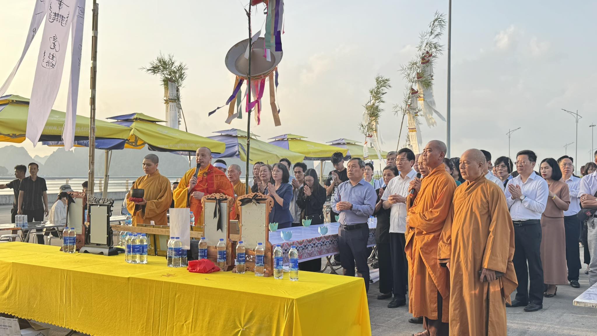 Cầu siêu tưởng niệm 39 nạn nhân vụ lật tàu du lịch trên Vịnh Hạ Long- Ảnh 3. Cầu siêu tưởng niệm 39 nạn nhân vụ lật tàu du lịch trên Vịnh Hạ Long- Ảnh 3.