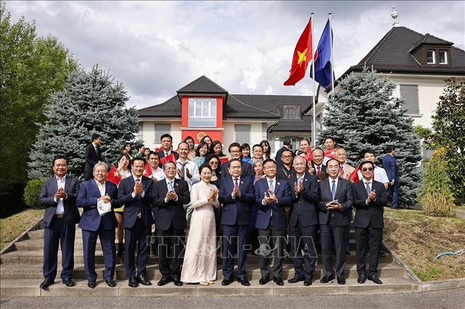 Chủ tịch Quốc hội Trần Thanh Mẫn gặp gỡ cộng đồng người Việt Nam tại Thụy Sĩ- Ảnh 9. Chủ tịch Quốc hội Trần Thanh Mẫn gặp gỡ cộng đồng người Việt Nam tại Thụy Sĩ- Ảnh 9.