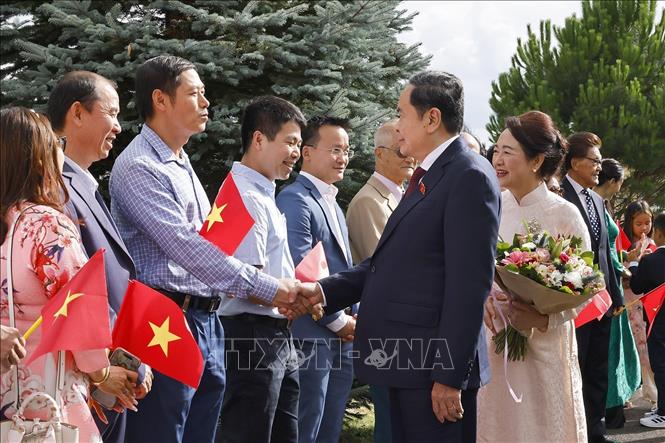 Chủ tịch Quốc hội Trần Thanh Mẫn gặp gỡ cộng đồng người Việt Nam tại Thụy Sĩ- Ảnh 2. Chủ tịch Quốc hội Trần Thanh Mẫn gặp gỡ cộng đồng người Việt Nam tại Thụy Sĩ- Ảnh 2.