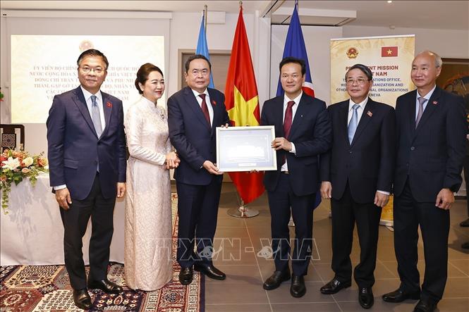 Chủ tịch Quốc hội Trần Thanh Mẫn gặp gỡ cộng đồng người Việt Nam tại Thụy Sĩ- Ảnh 7. Chủ tịch Quốc hội Trần Thanh Mẫn gặp gỡ cộng đồng người Việt Nam tại Thụy Sĩ- Ảnh 7.
