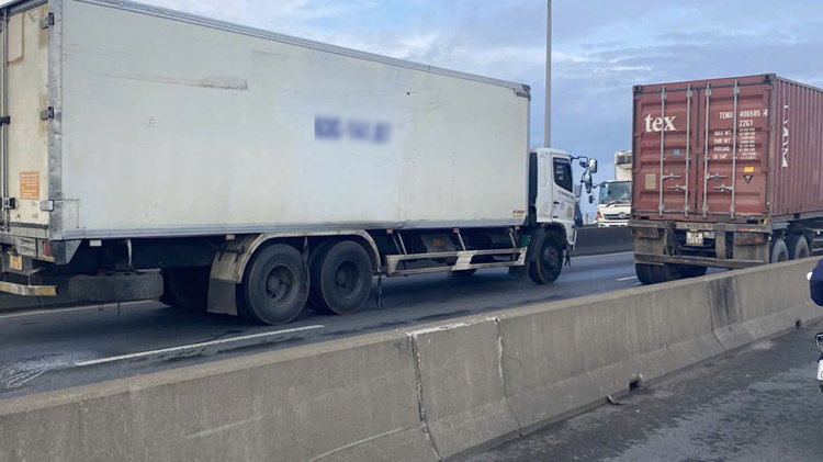 TP Hồ Chí Minh: Khuyến cáo lái xe kiểm tra nhiên liệu khi lưu thông qua cầu Phú Mỹ- Ảnh 1. TP Hồ Chí Minh: Khuyến cáo lái xe kiểm tra nhiên liệu khi lưu thông qua cầu Phú Mỹ- Ảnh 1.