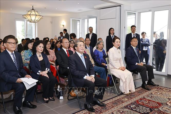 Chủ tịch Quốc hội Trần Thanh Mẫn gặp gỡ cộng đồng người Việt Nam tại Thụy Sĩ- Ảnh 4. Chủ tịch Quốc hội Trần Thanh Mẫn gặp gỡ cộng đồng người Việt Nam tại Thụy Sĩ- Ảnh 4.
