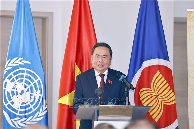 Chủ tịch Quốc hội Trần Thanh Mẫn gặp gỡ cộng đồng người Việt Nam tại Thụy Sĩ- Ảnh 5. Chủ tịch Quốc hội Trần Thanh Mẫn gặp gỡ cộng đồng người Việt Nam tại Thụy Sĩ- Ảnh 5.