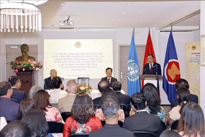 Chủ tịch Quốc hội Trần Thanh Mẫn gặp gỡ cộng đồng người Việt Nam tại Thụy Sĩ- Ảnh 6. Chủ tịch Quốc hội Trần Thanh Mẫn gặp gỡ cộng đồng người Việt Nam tại Thụy Sĩ- Ảnh 6.