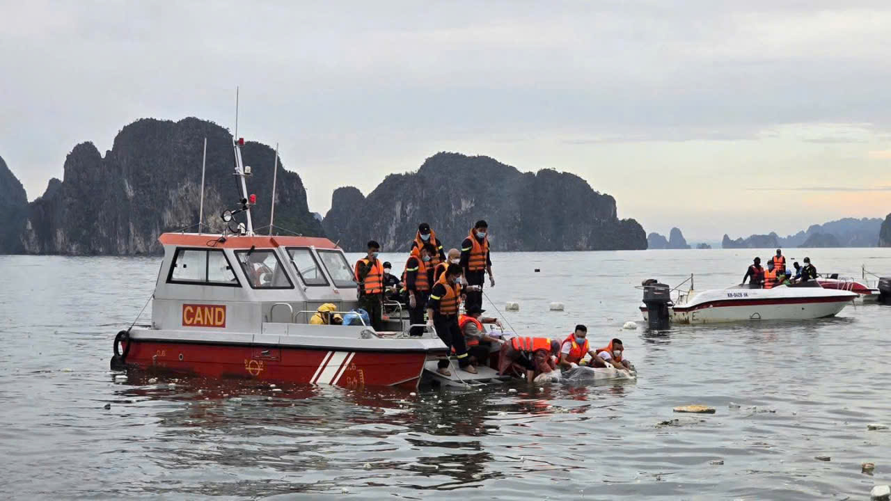 Cầu siêu tưởng niệm 39 nạn nhân vụ lật tàu du lịch trên Vịnh Hạ Long- Ảnh 1. Cầu siêu tưởng niệm 39 nạn nhân vụ lật tàu du lịch trên Vịnh Hạ Long- Ảnh 1.