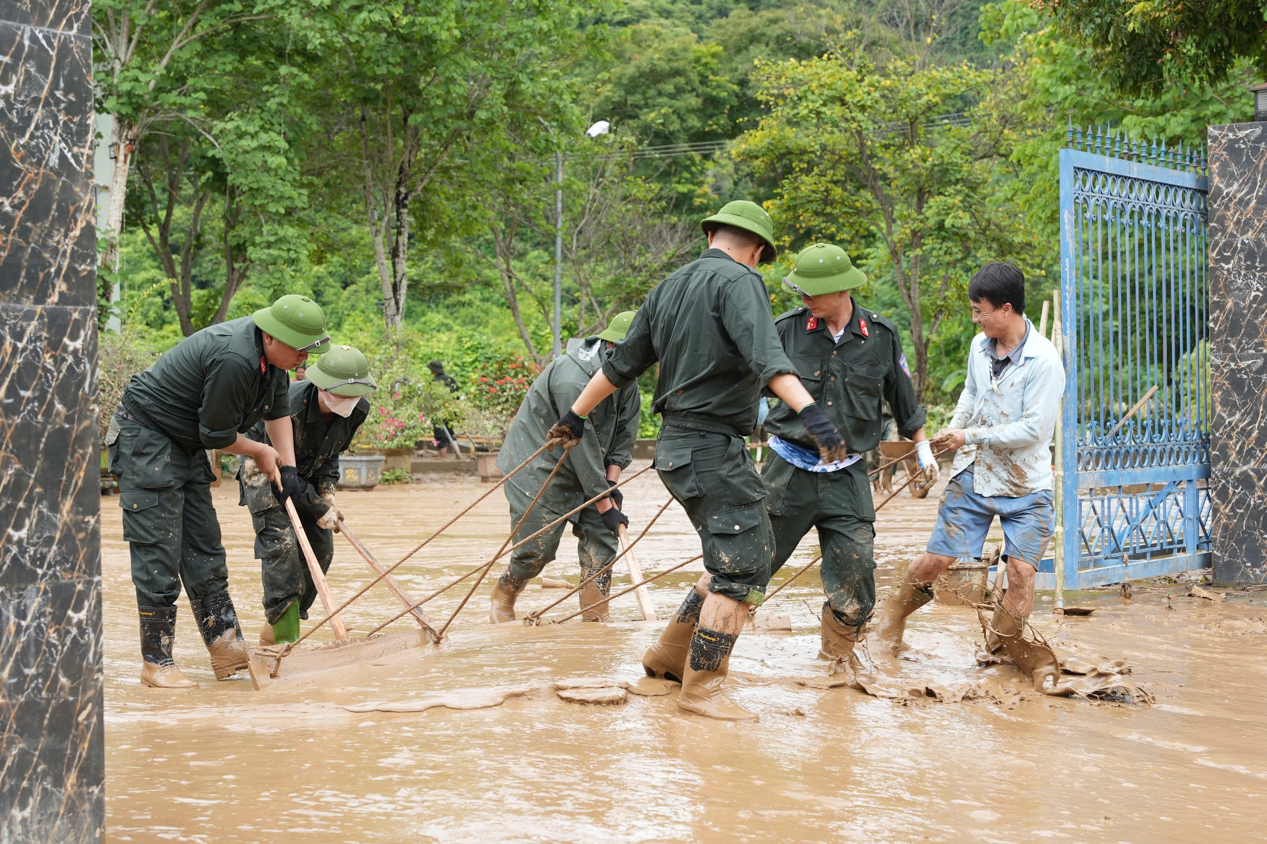 Nghệ An khẩn trương vệ sinh môi trường, phòng chống dịch bệnh sau mưa lũ- Ảnh 3.