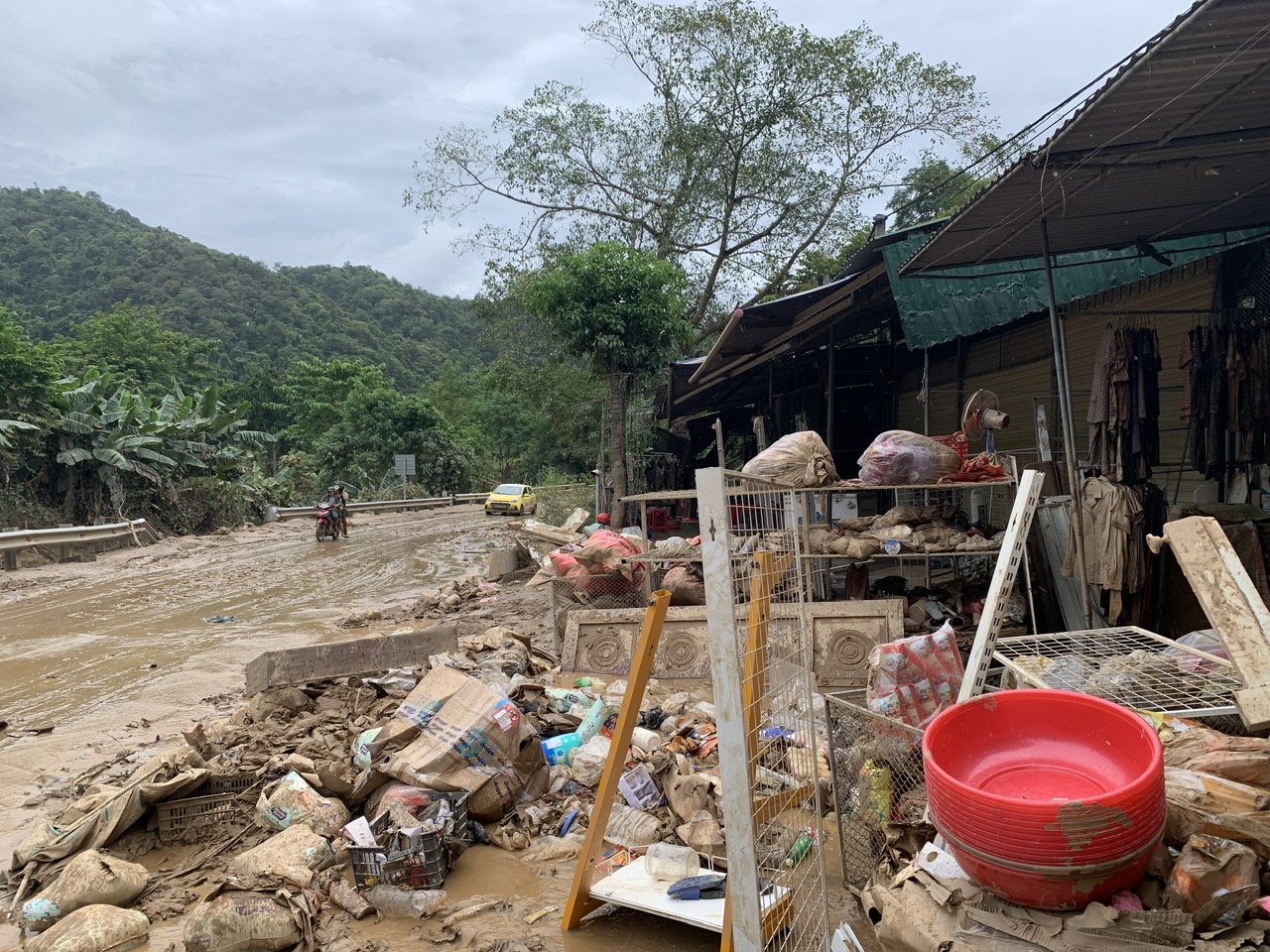 Nghệ An khẩn trương vệ sinh môi trường, phòng chống dịch bệnh sau mưa lũ- Ảnh 1.