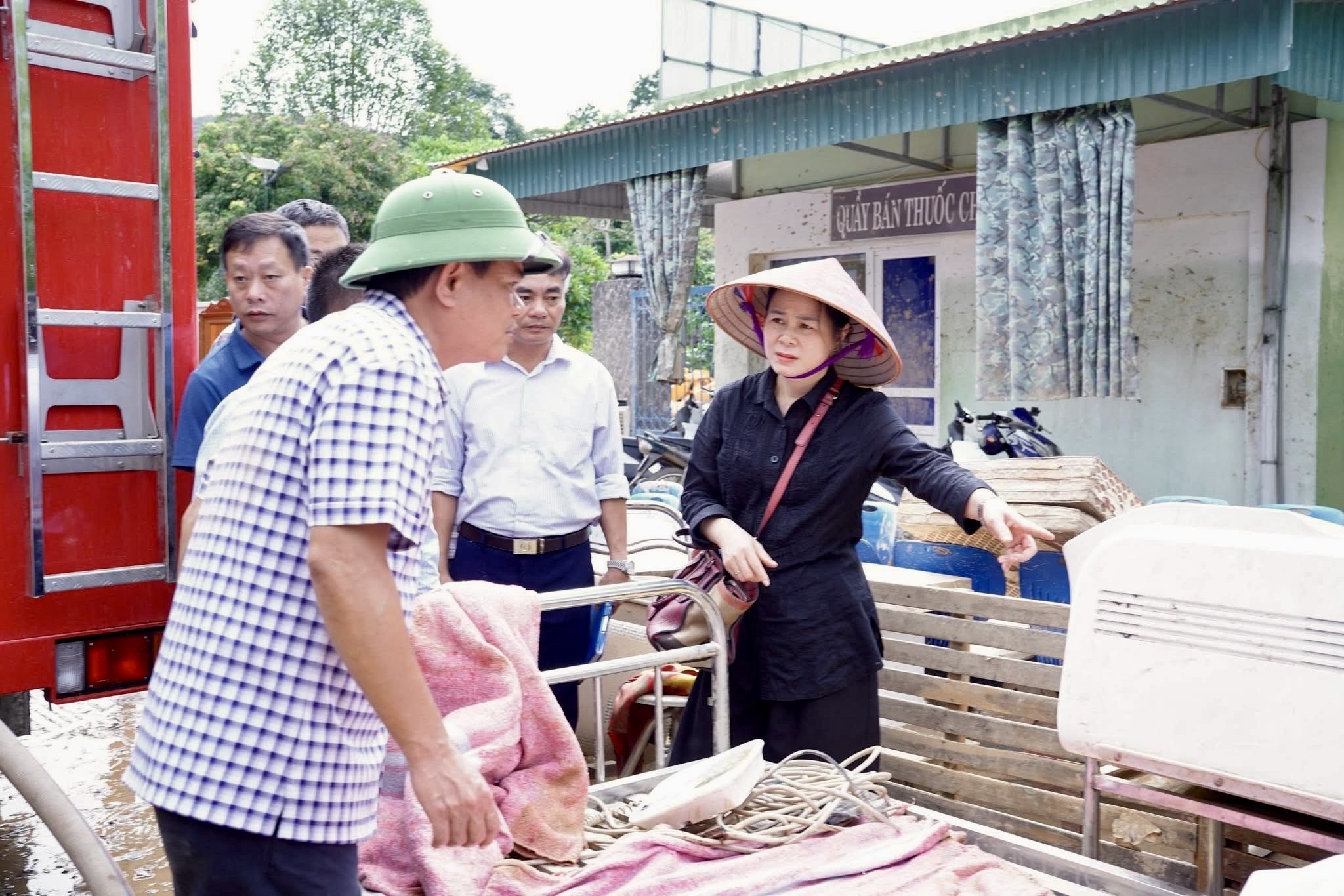 Nghệ An khẩn trương vệ sinh môi trường, phòng chống dịch bệnh sau mưa lũ- Ảnh 4.