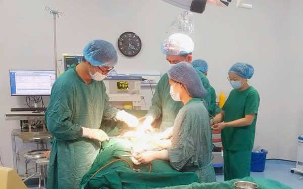 Cán bộ y tế ở Nghệ An hiến máu cứu sản phụ trong đêm