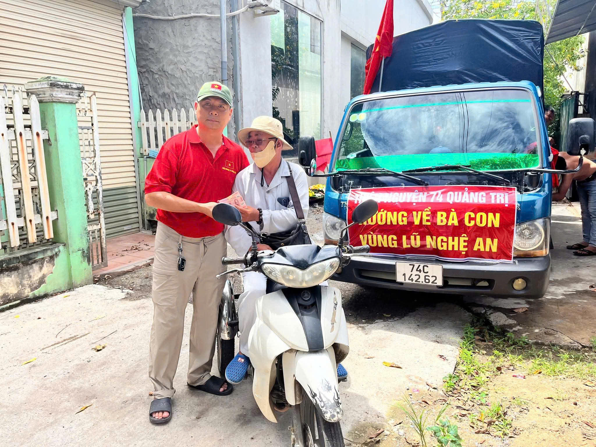 Xúc động người đàn ông khuyết tật dành tiền bán vé số ủng hộ người dân vùng lũ- Ảnh 1.