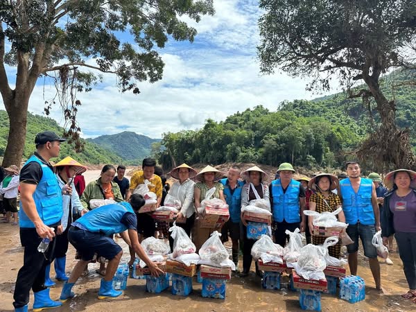 Đội xe 0 đồng Thanh Hóa và những chuyến hàng tình người đến với người dân vùng lũ xứ Nghệ- Ảnh 5. Đội xe 0 đồng Thanh Hóa và những chuyến hàng tình người đến với người dân vùng lũ xứ Nghệ- Ảnh 5.