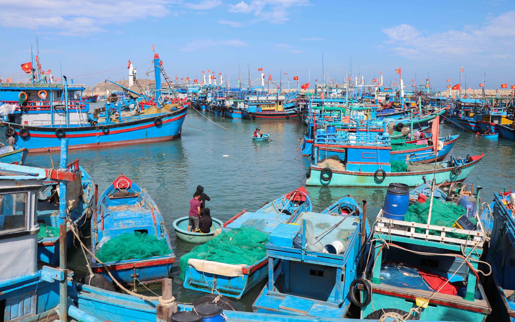 Mất tiền triệu mỗi lần cập cảng, ngư dân Khánh Hòa chờ được "giải cứu"