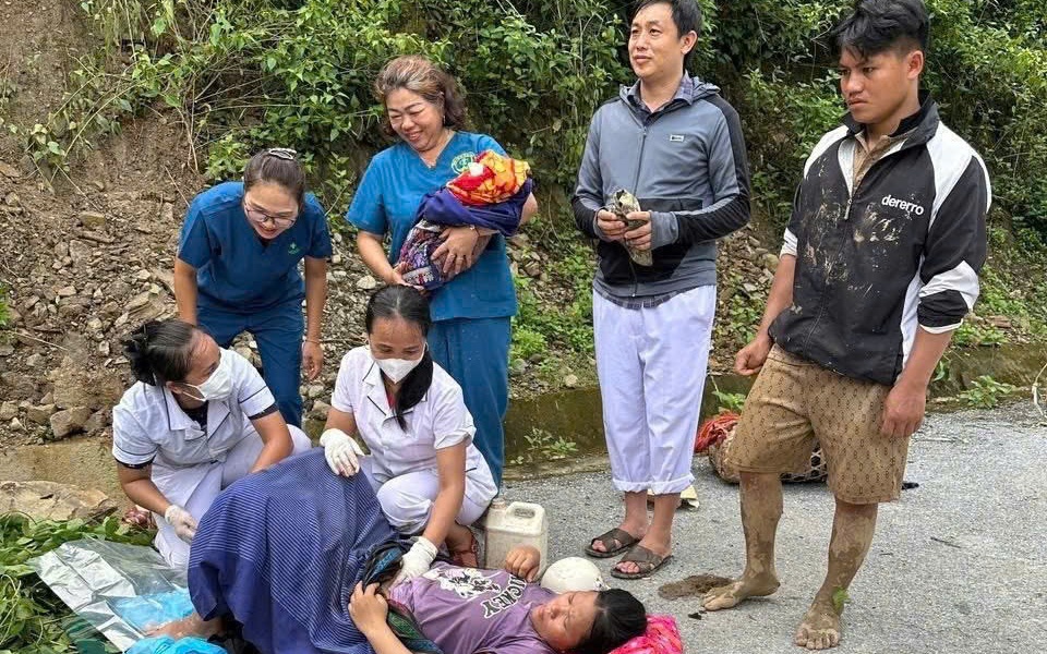 Bác sĩ băng rừng đỡ đẻ giữa đường ở vùng lũ