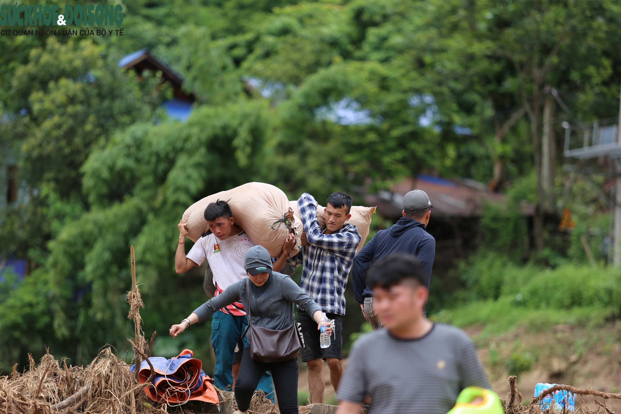 Những chuyến xe nghĩa tình vượt lũ về với miền Tây Nghệ An- Ảnh 9. Những chuyến xe nghĩa tình vượt lũ về với miền Tây Nghệ An- Ảnh 9.