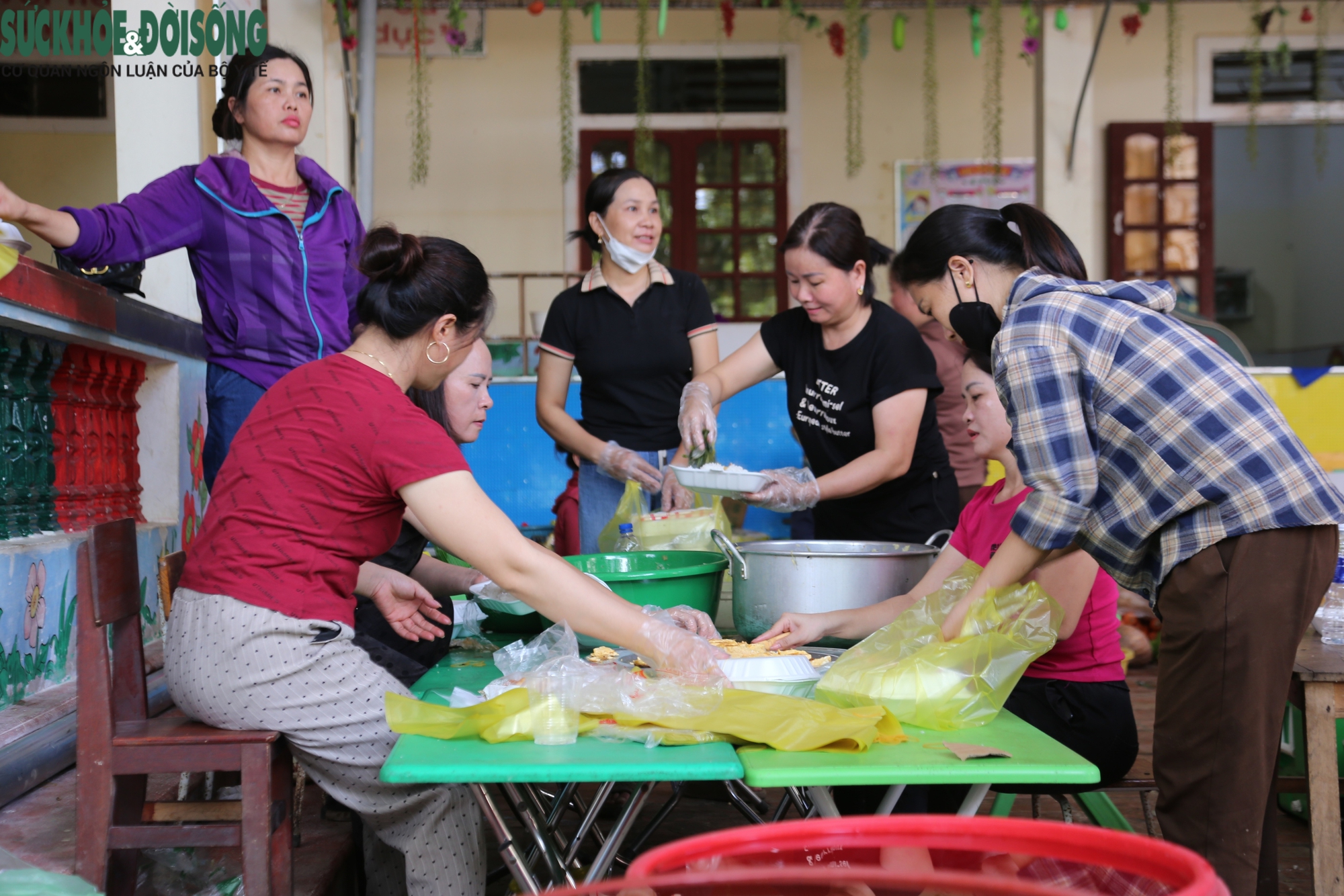 Những chuyến xe nghĩa tình vượt lũ về với miền Tây Nghệ An- Ảnh 11. Những chuyến xe nghĩa tình vượt lũ về với miền Tây Nghệ An- Ảnh 11.