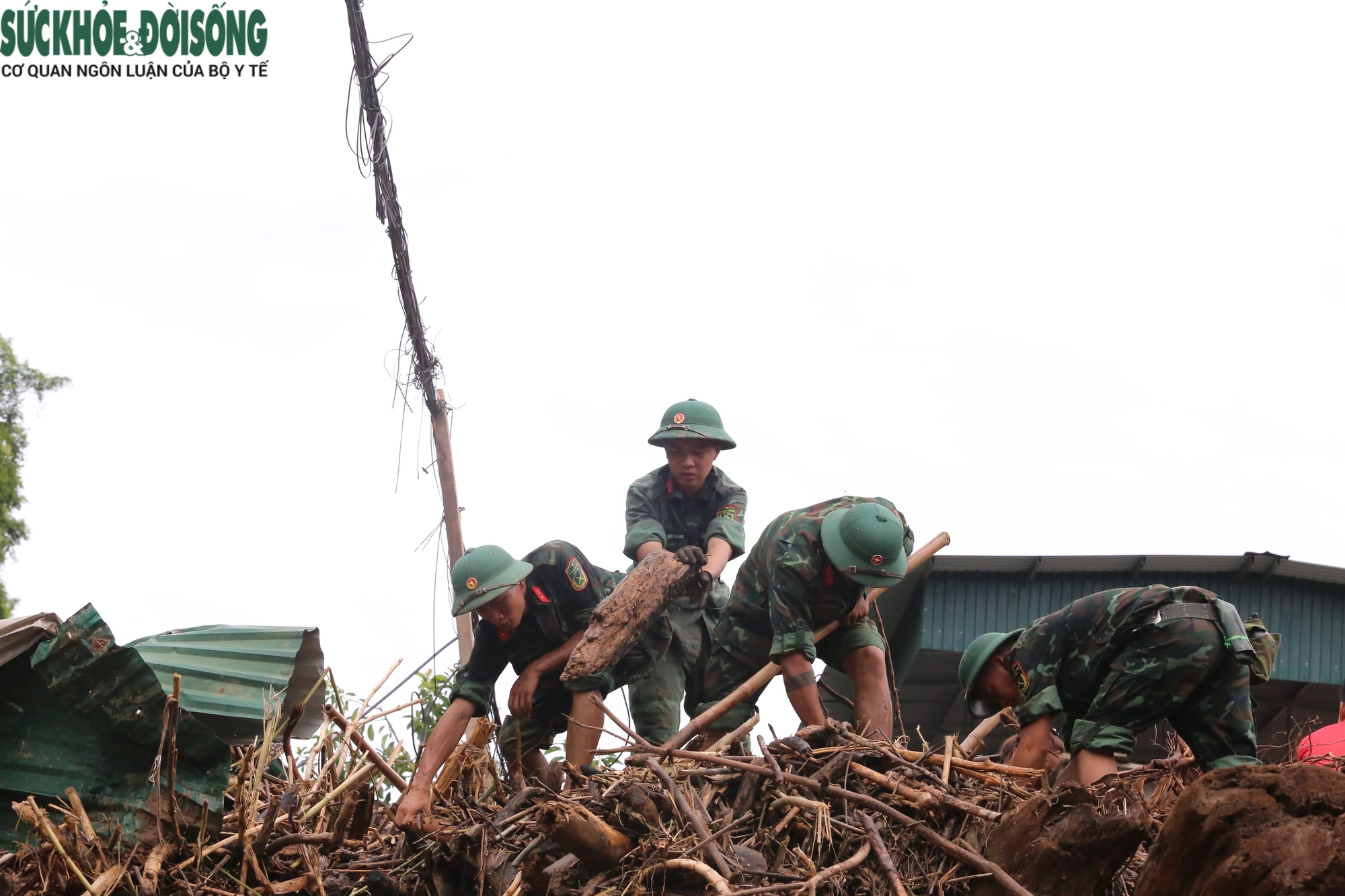 Những chuyến xe nghĩa tình vượt lũ về với miền Tây Nghệ An- Ảnh 12. Những chuyến xe nghĩa tình vượt lũ về với miền Tây Nghệ An- Ảnh 12.