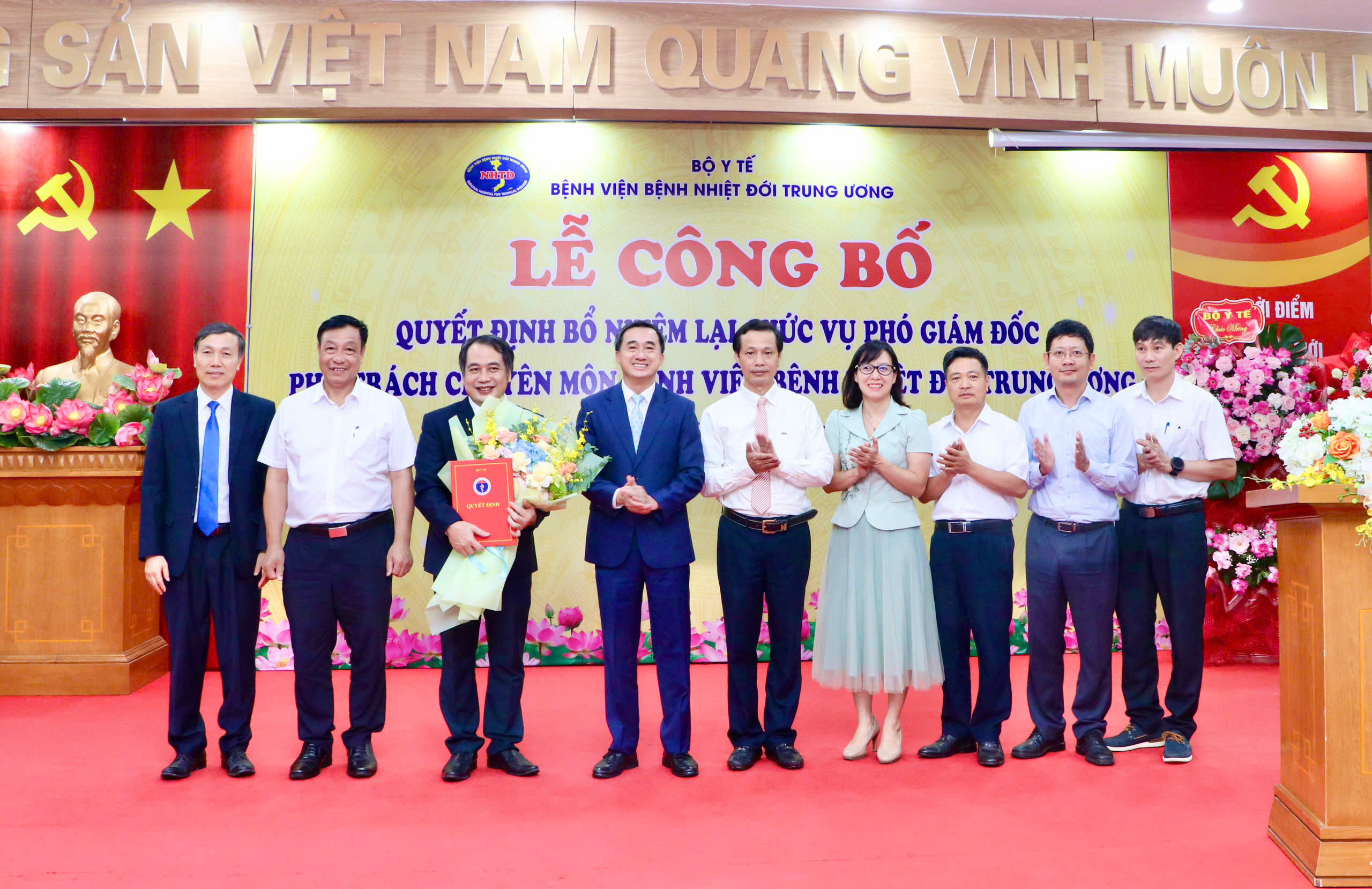 BSCKII Nguyễn Trung Cấp tiếp tục được bổ nhiệm làm Phó Giám đốc chuyên môn Bệnh viện Bệnh nhiệt đới TW- Ảnh 3. BSCKII Nguyễn Trung Cấp tiếp tục được bổ nhiệm làm Phó Giám đốc chuyên môn Bệnh viện Bệnh nhiệt đới TW- Ảnh 3.