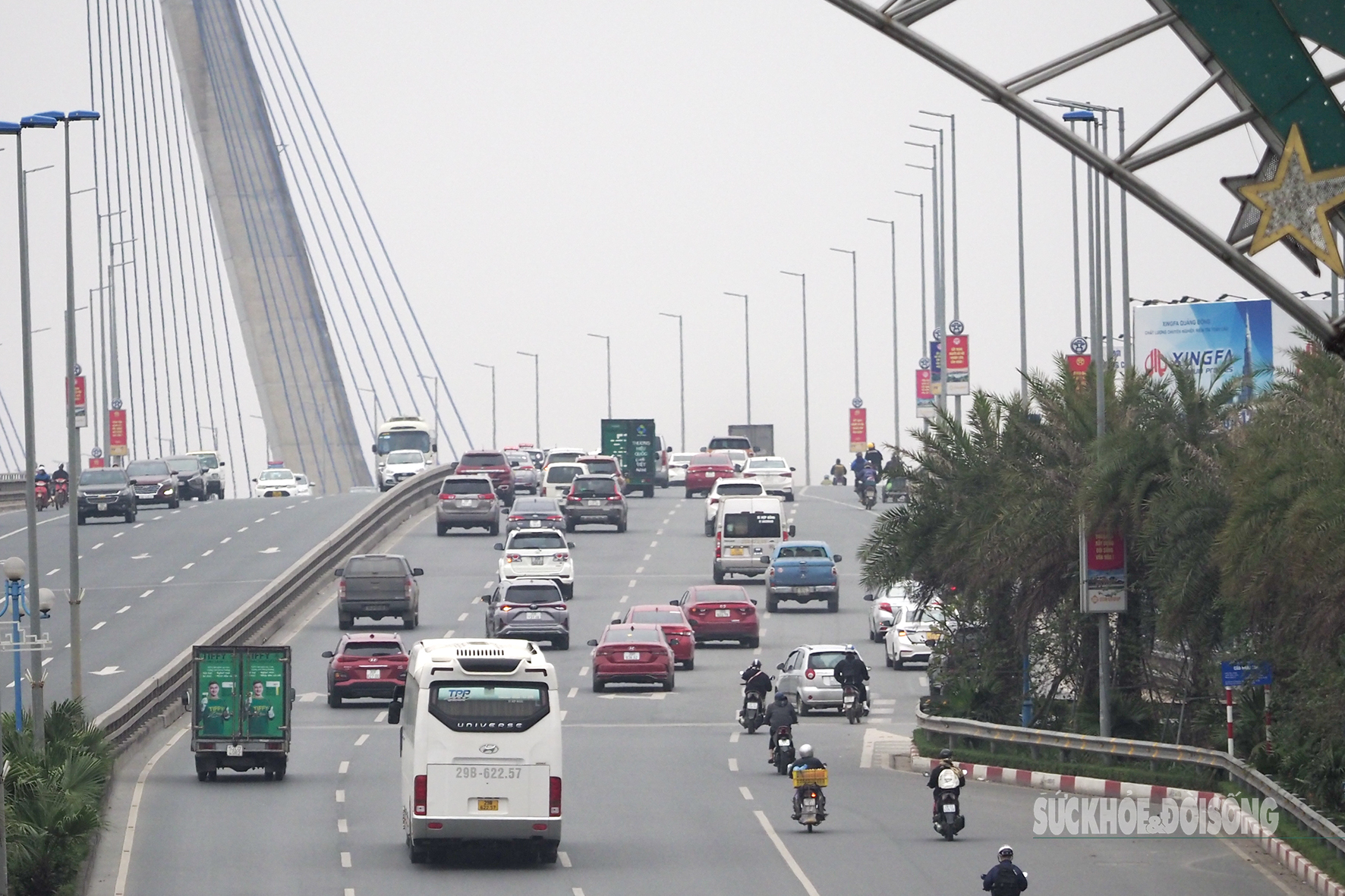 Cầu đẹp nhất Hà Nội sắp phân làn bằng hàng rào cứng- Ảnh 3. Cầu đẹp nhất Hà Nội sắp phân làn bằng hàng rào cứng- Ảnh 3.
