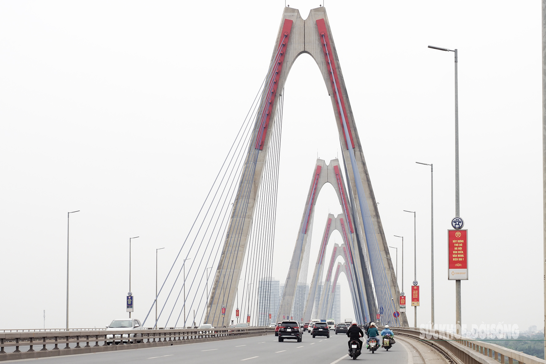 Cầu đẹp nhất Hà Nội sắp phân làn bằng hàng rào cứng- Ảnh 7. Cầu đẹp nhất Hà Nội sắp phân làn bằng hàng rào cứng- Ảnh 7.