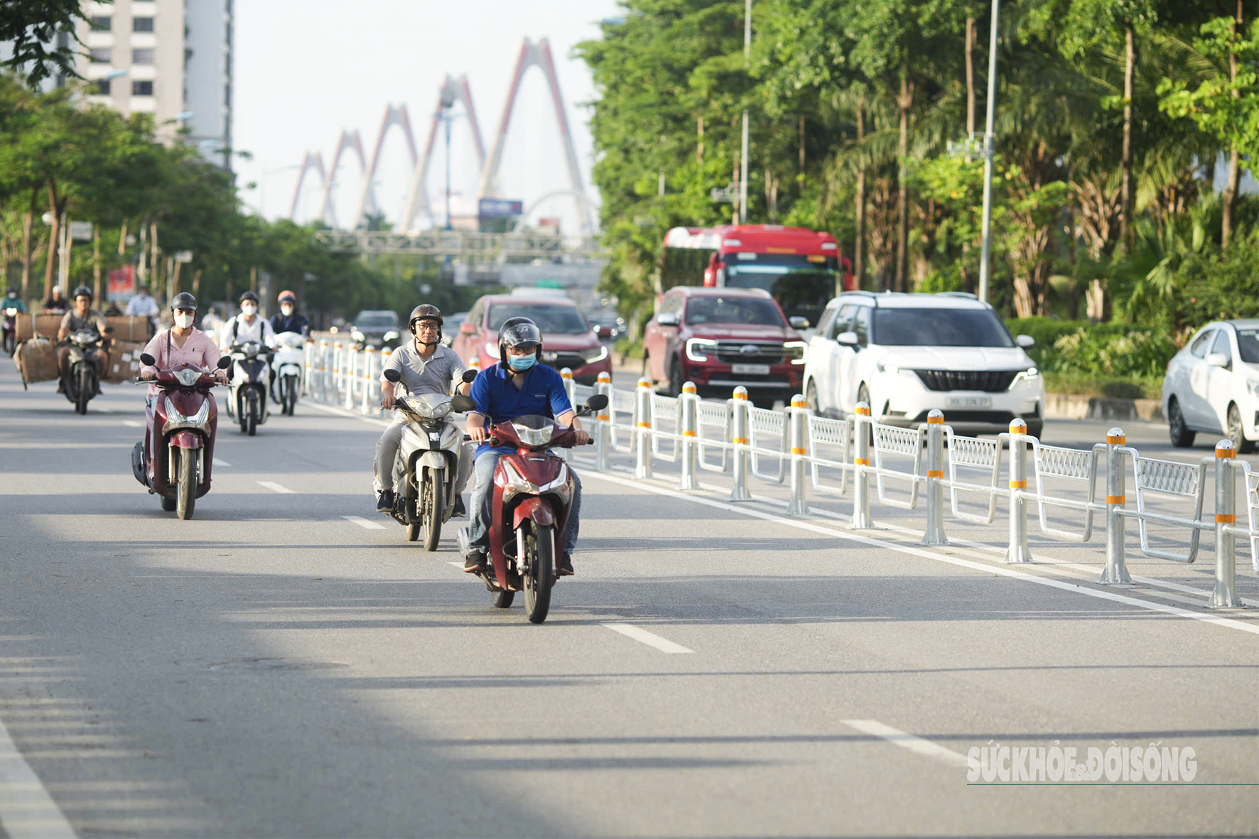 Cầu đẹp nhất Hà Nội sắp phân làn bằng hàng rào cứng- Ảnh 5. Cầu đẹp nhất Hà Nội sắp phân làn bằng hàng rào cứng- Ảnh 5.