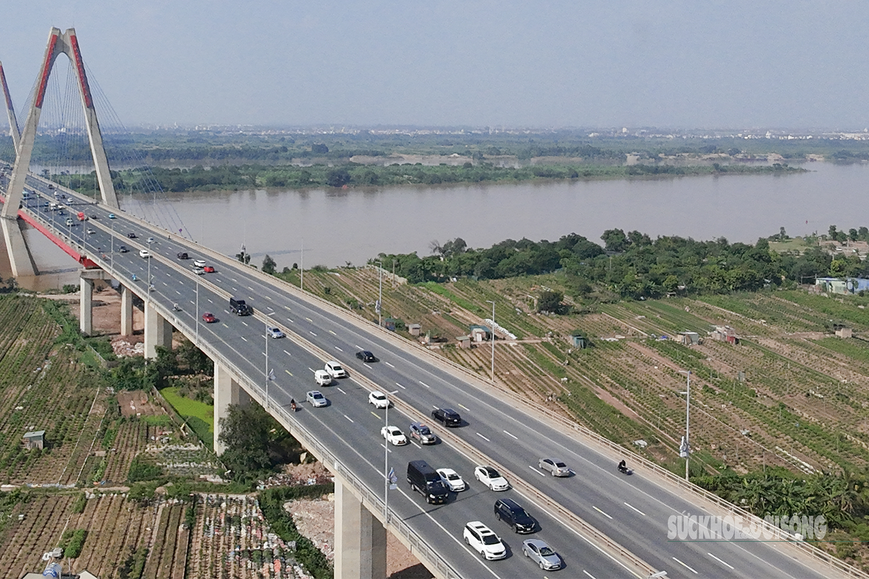 Cầu đẹp nhất Hà Nội sắp phân làn bằng hàng rào cứng- Ảnh 4. Cầu đẹp nhất Hà Nội sắp phân làn bằng hàng rào cứng- Ảnh 4.