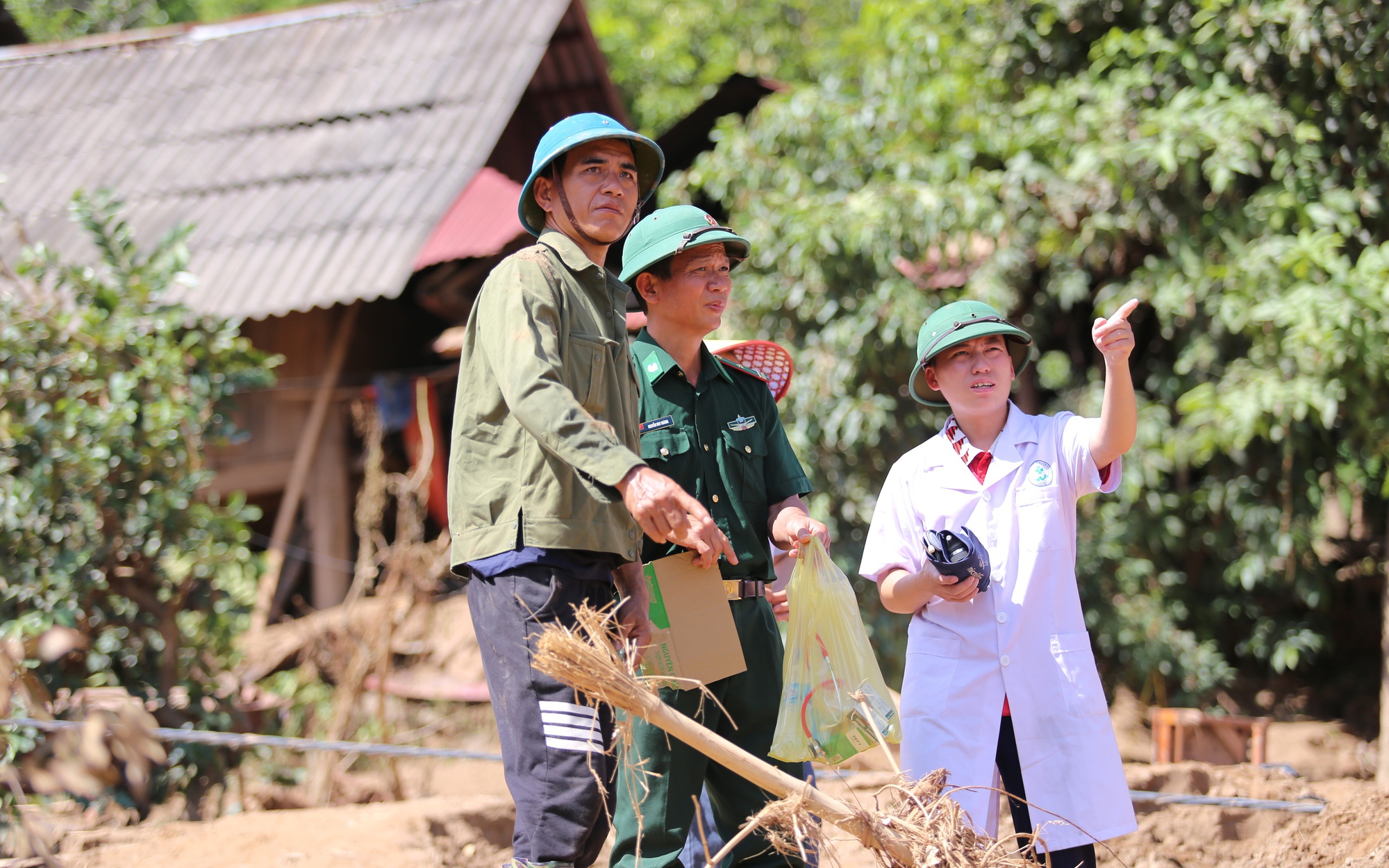 Lũ cuốn nhà đi, không cuốn được trái tim người thầy thuốc
