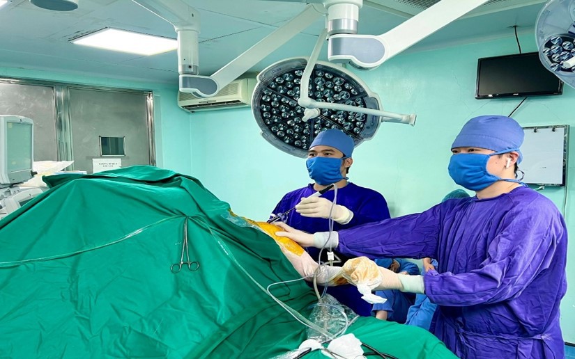 Phẫu thuật tái tạo dây chằng điều trị trật khớp cùng đòn bằng nội soi