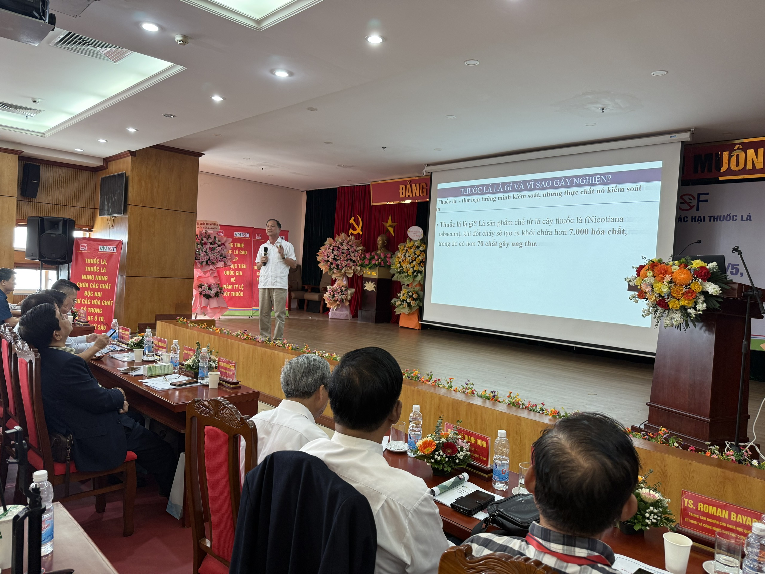 Hàng trăm hội viên Hội Quân Dân Y Việt Nam mang thông tin tác hại của thuốc lá truyền thông đến cộng đồng- Ảnh 2. Hàng trăm hội viên Hội Quân Dân Y Việt Nam mang thông tin tác hại của thuốc lá truyền thông đến cộng đồng- Ảnh 2.