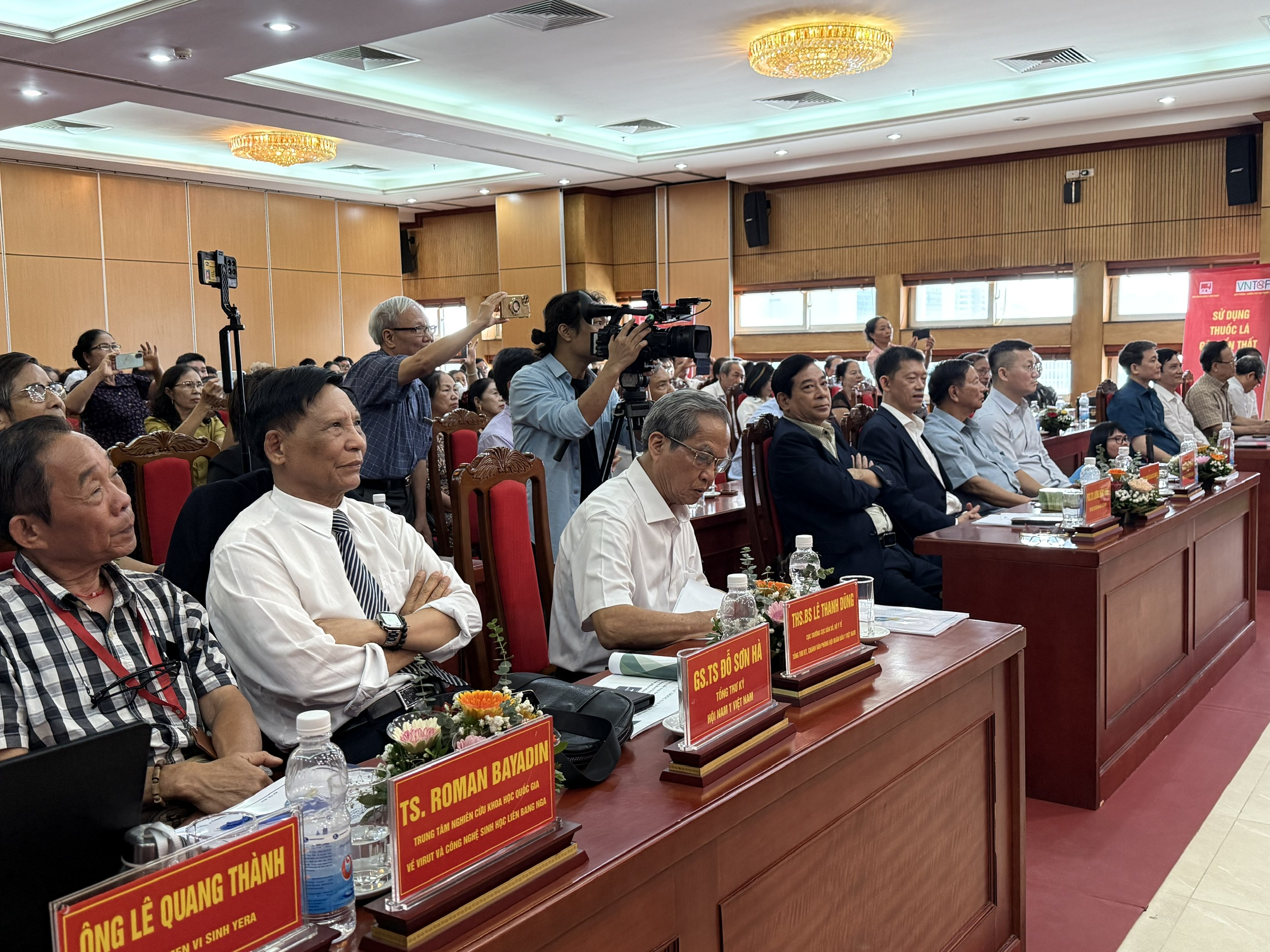 Hàng trăm hội viên Hội Quân Dân Y Việt Nam mang thông tin tác hại của thuốc lá truyền thông đến cộng đồng- Ảnh 1. Hàng trăm hội viên Hội Quân Dân Y Việt Nam mang thông tin tác hại của thuốc lá truyền thông đến cộng đồng- Ảnh 1.