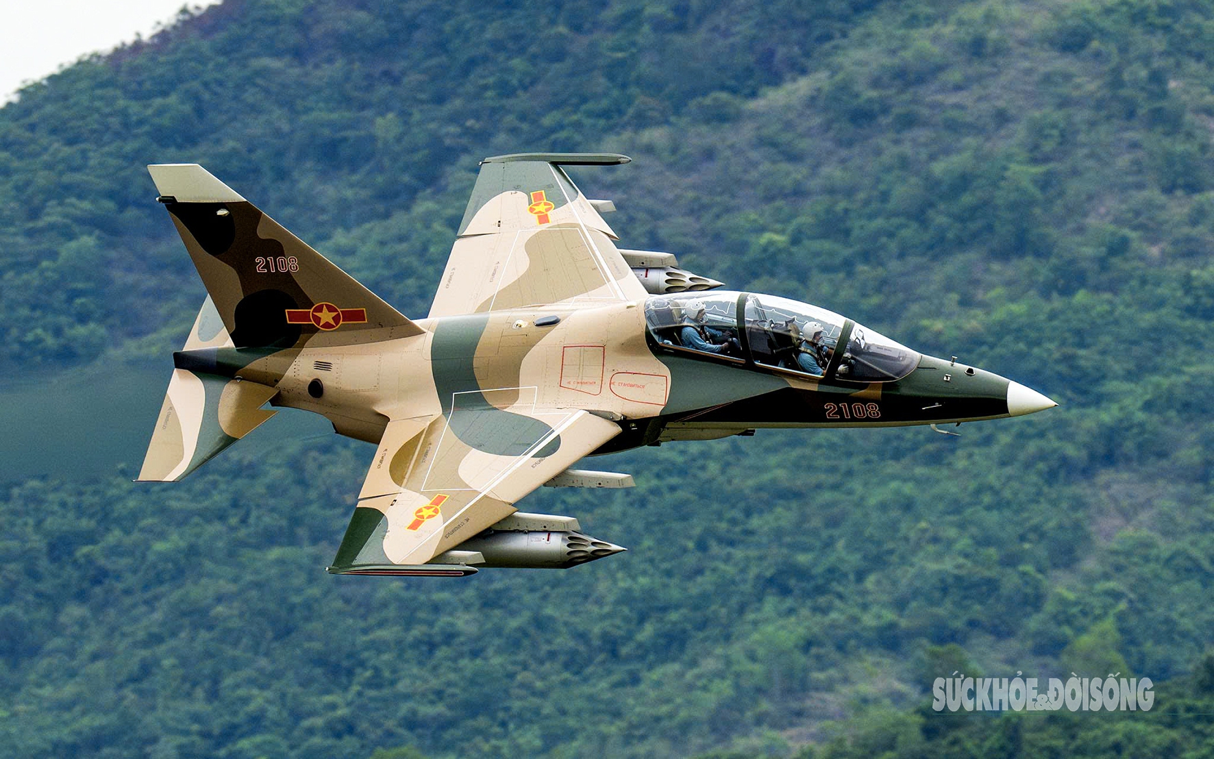 Tiêm kích Su-30MK2 trình diễn kỹ thuật bay 'khoan xoắn' tại Quảng trường Ba Đình- Ảnh 7.