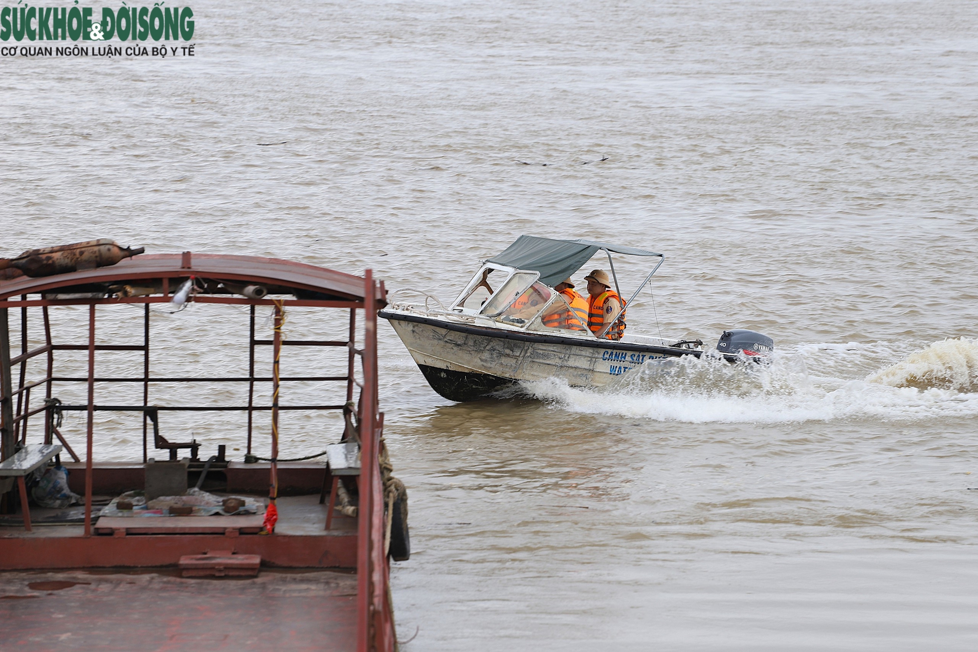 Sông Hồng dậy sóng mùa bão, tàu thuyền nhận cảnh báo hiểm họa rình rập- Ảnh 2.