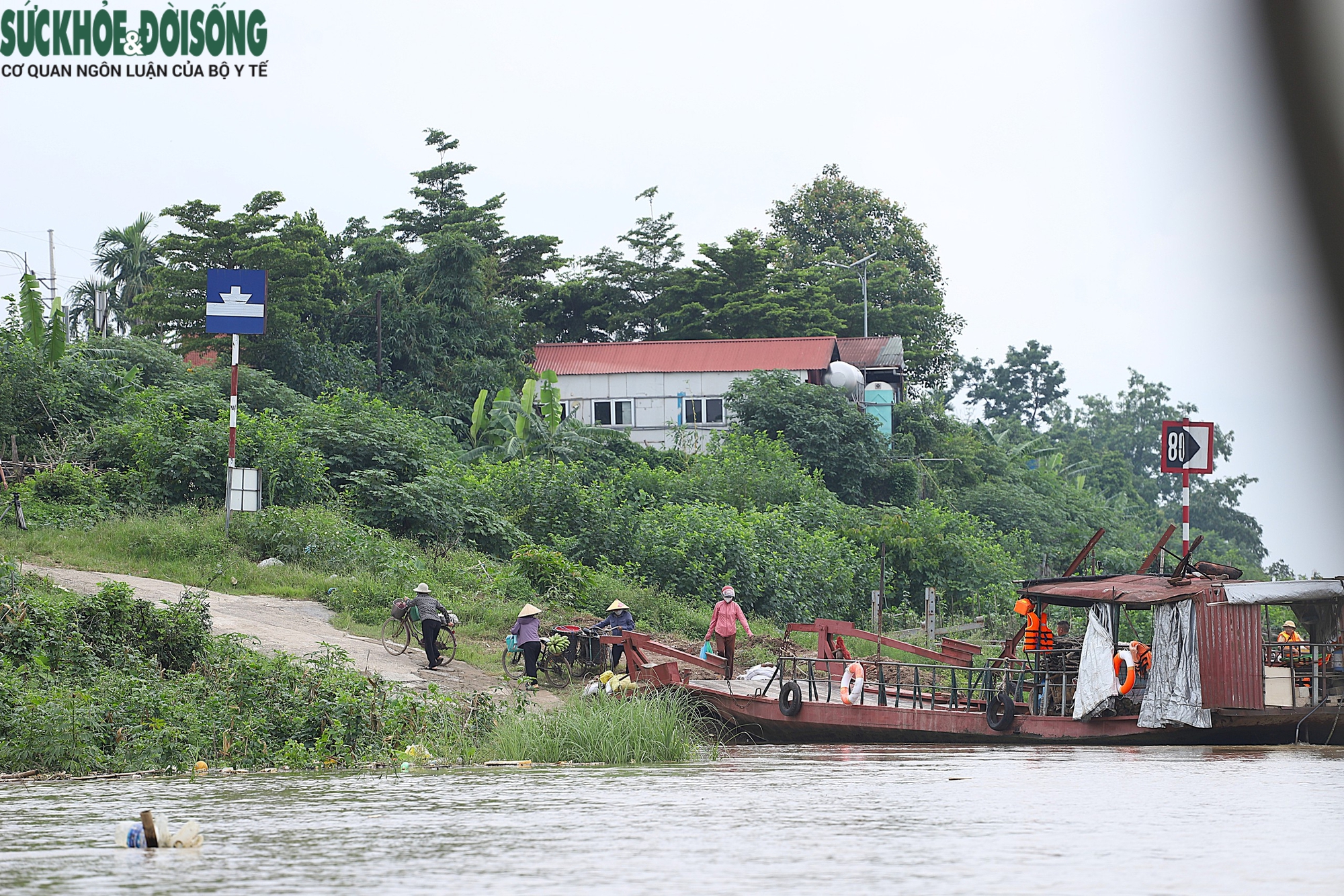 Sông Hồng dậy sóng mùa bão, tàu thuyền nhận cảnh báo hiểm họa rình rập- Ảnh 3.