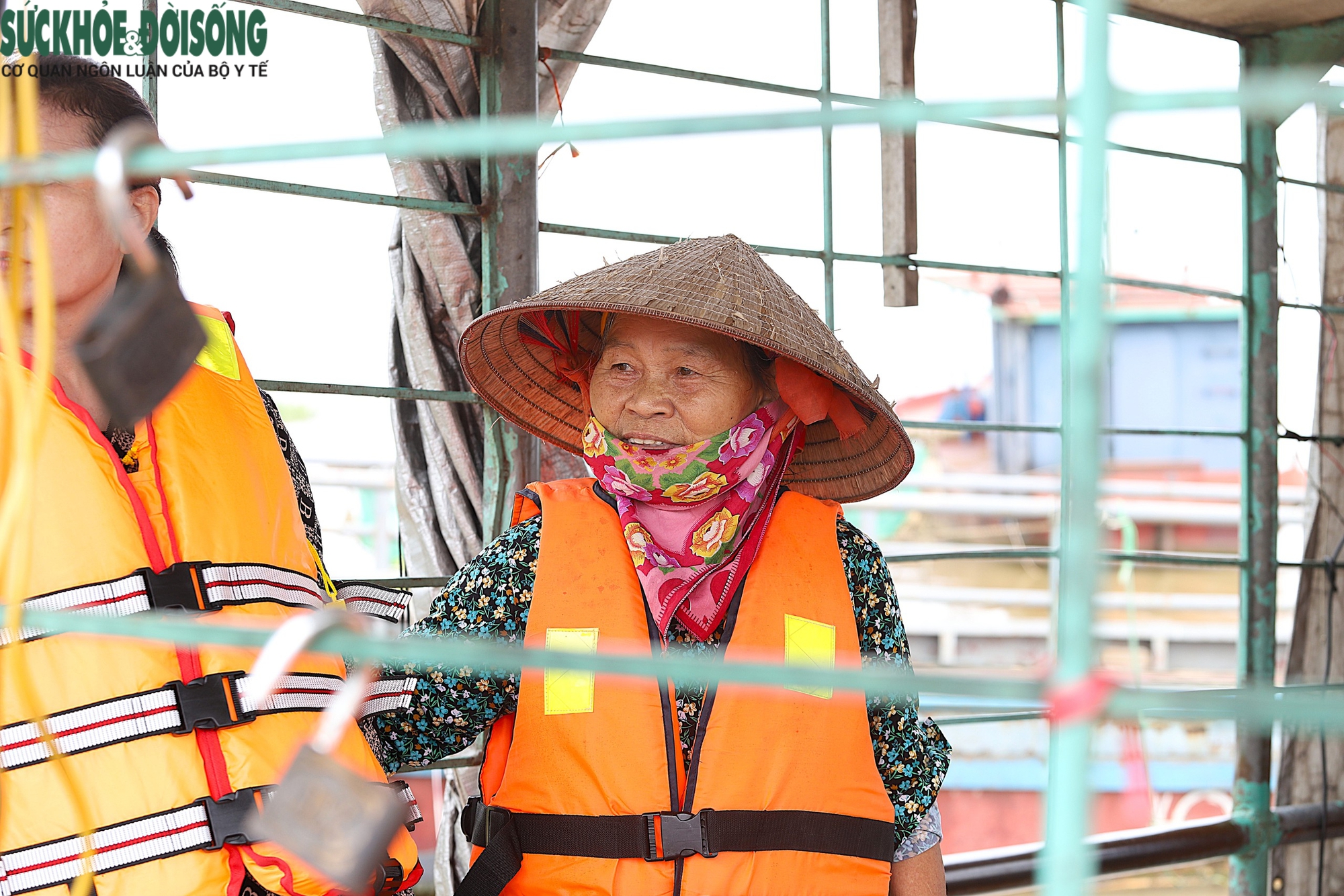 Sông Hồng dậy sóng mùa bão, tàu thuyền nhận cảnh báo hiểm họa rình rập- Ảnh 5.