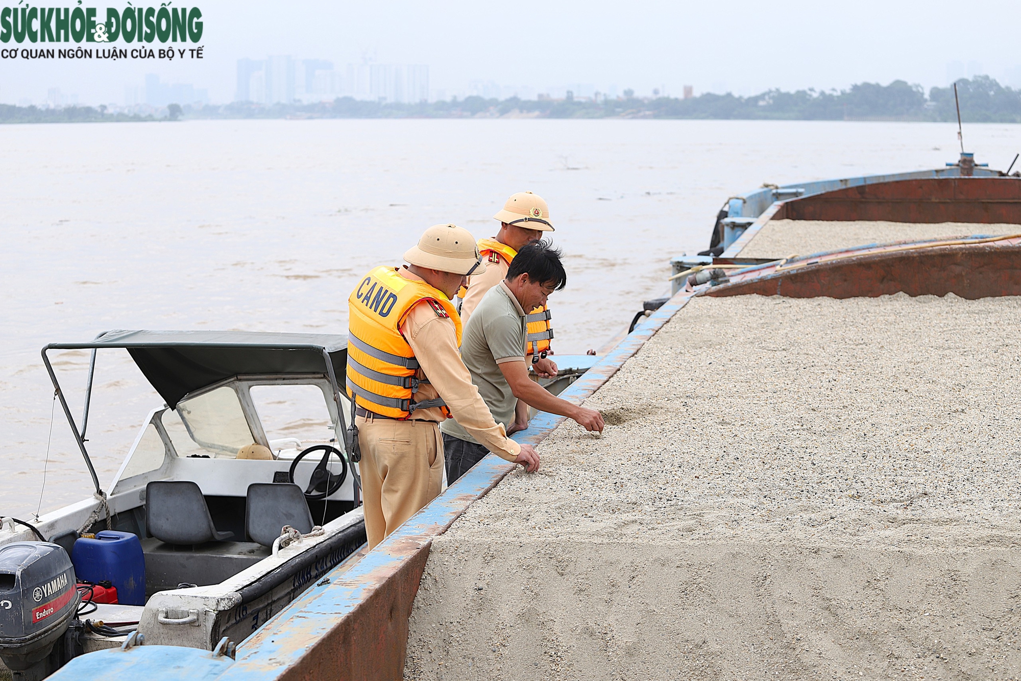 Sông Hồng dậy sóng mùa bão, tàu thuyền nhận cảnh báo hiểm họa rình rập- Ảnh 8.