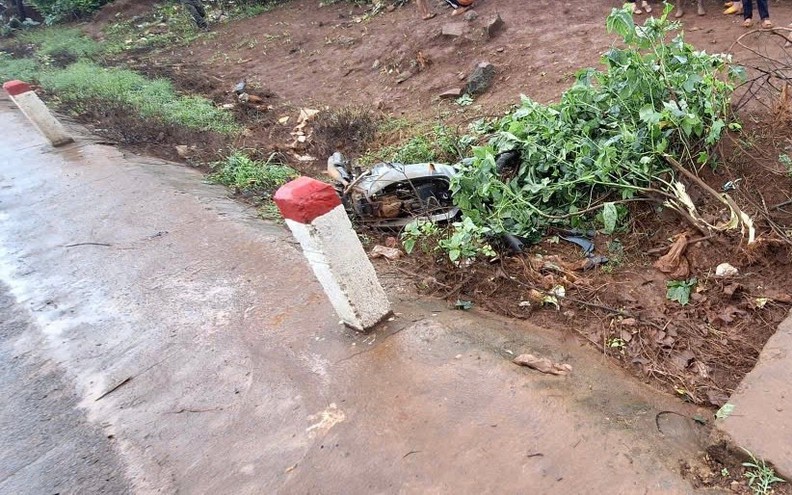 Xót xa hai chị em gái tử vong cạnh đường trong đêm mưa bão