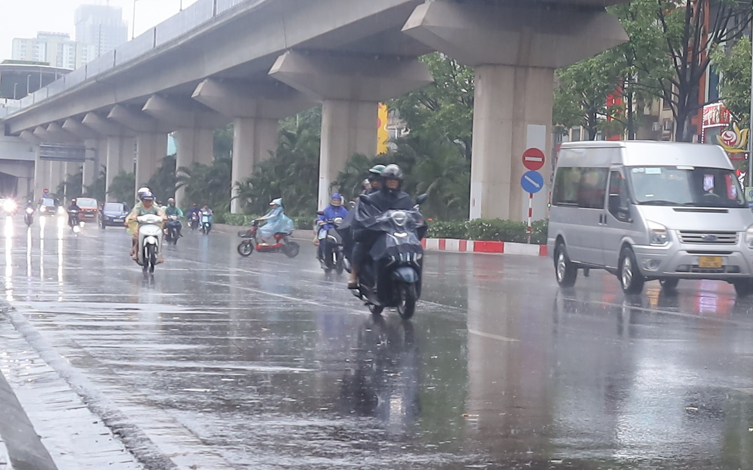 Mưa lớn ở Lào Cai, một cháu bé tử vong, nhiều tuyến đường sạt lở- Ảnh 3.