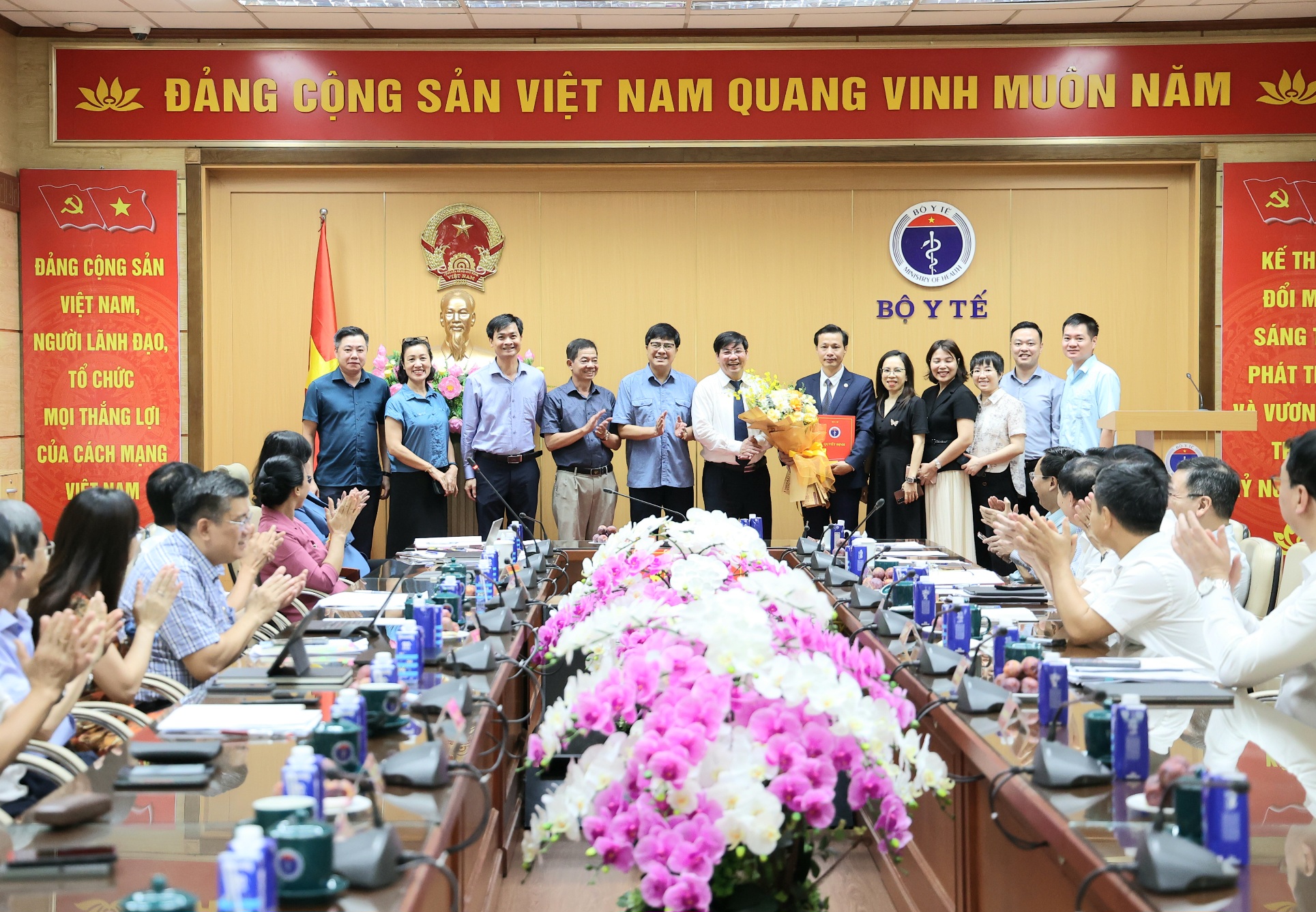 Bộ trưởng Đào Hồng Lan trao quyết định bổ nhiệm cán bộ của Bộ Y tế- Ảnh 3.