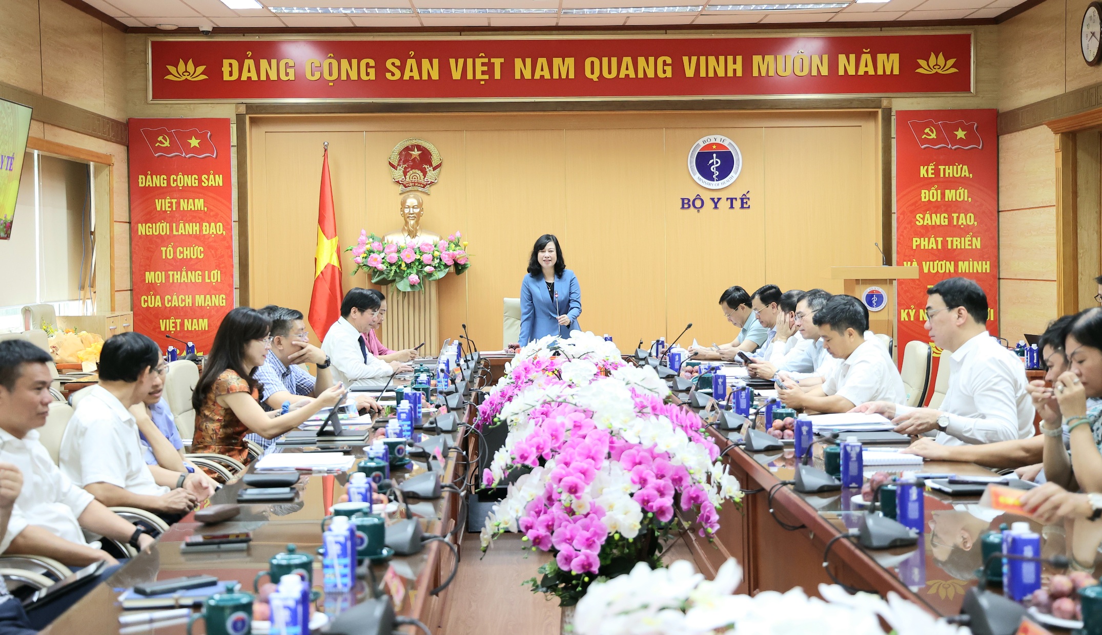 Bộ trưởng Đào Hồng Lan trao quyết định bổ nhiệm cán bộ của Bộ Y tế- Ảnh 2.