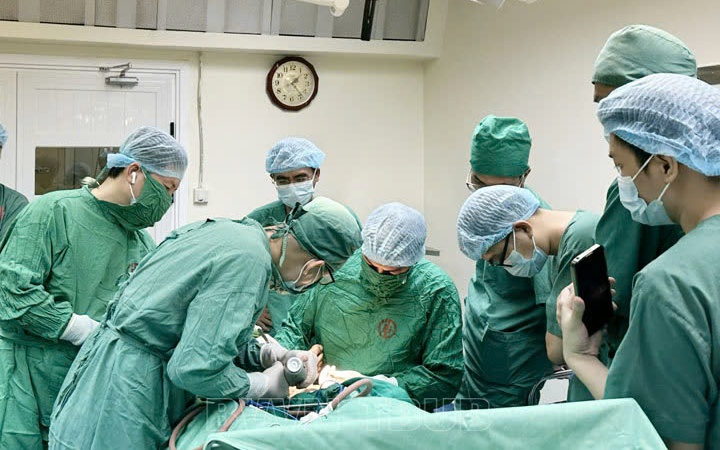 Nghịch dại đấm tay vào kính, bé trai 12 tuổi bị đứt mạch máu, gân cơ và thần kinh- Ảnh 2. Nghịch dại đấm tay vào kính, bé trai 12 tuổi bị đứt mạch máu, gân cơ và thần kinh- Ảnh 2.
