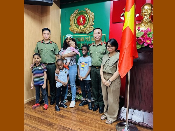 Hỗ trợ 5 công dân Nigeria vi phạm pháp luật về cư trú hồi hương an toàn- Ảnh 1.
