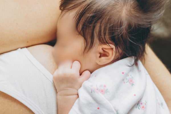 Phân biệt màu sữa mẹ an toàn và dấu hiệu cần cảnh giác - Ảnh 1.