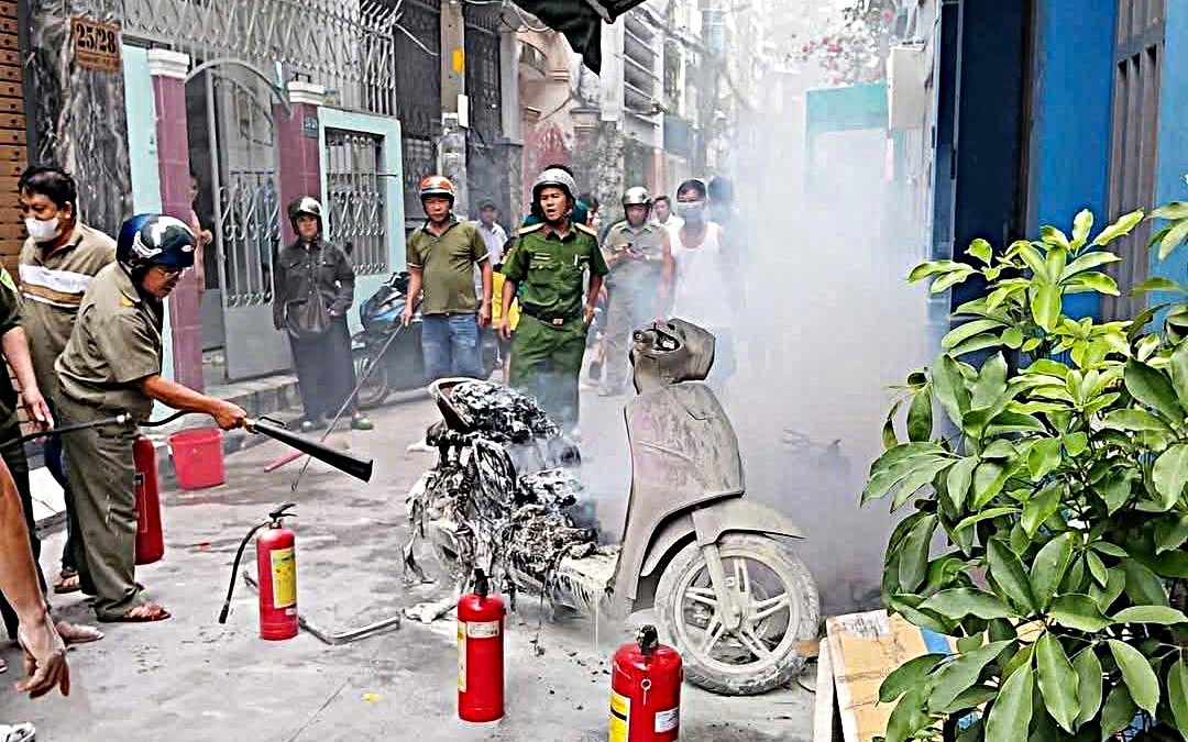 Cháy xe điện: Nguy cơ từ đâu và làm sao để sạc an toàn?